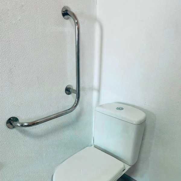 Кутовий лівий поручень 700×500 мм Ø32 з нержавіючої сталі – для ванної та санвузла