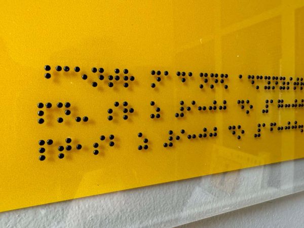 Фасадні таблички на органічному склі зі шрифтом Брайля